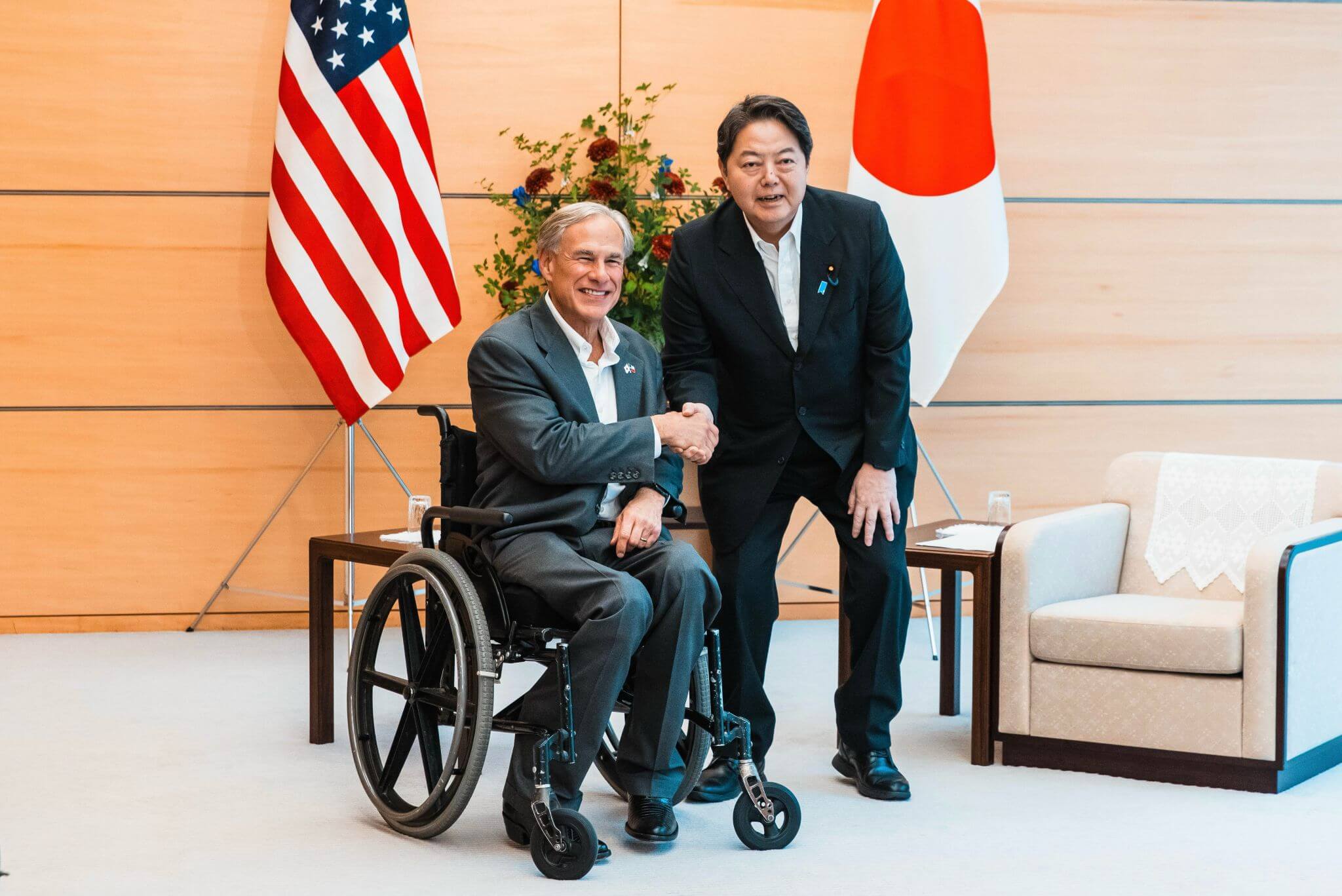 Governor Abbott and Minister Yoshimasa Hamashi